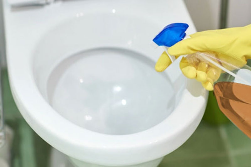 Dùng dung dịch tẩy rửa để làm sạch nhà vệ sinh