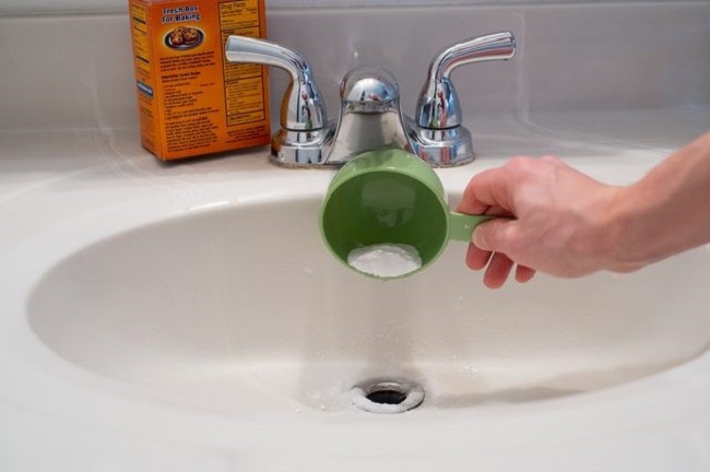 Vệ sinh chậu rửa mặt thường xuyên