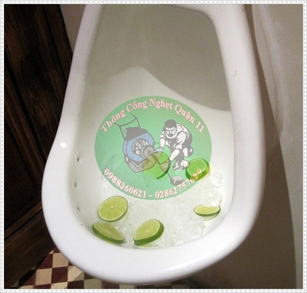 Bồn cầu bị nghẹt phải l&agrave;m sao