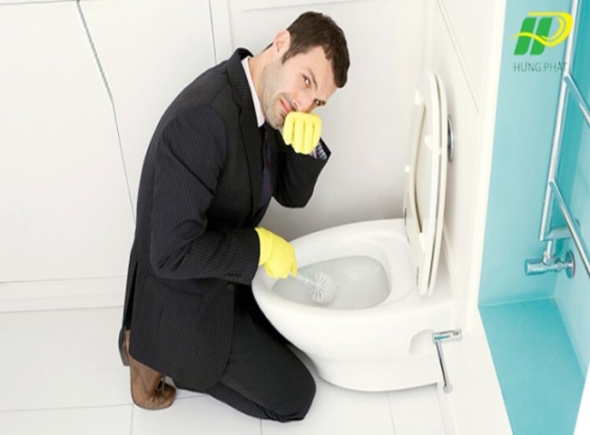 Bồn cầu c&oacute; m&ugrave;i h&ocirc;i thối bốc ra